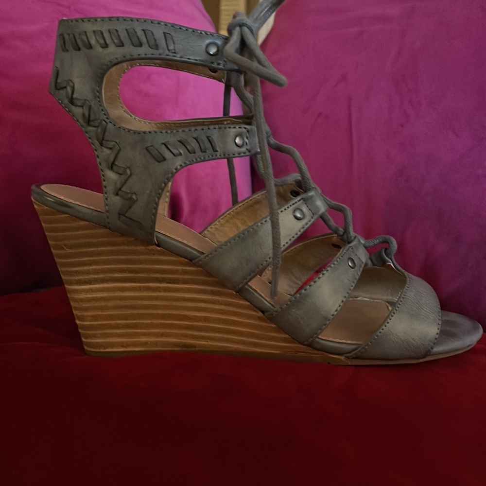 Report Size 10 gray lace up wedge sandals